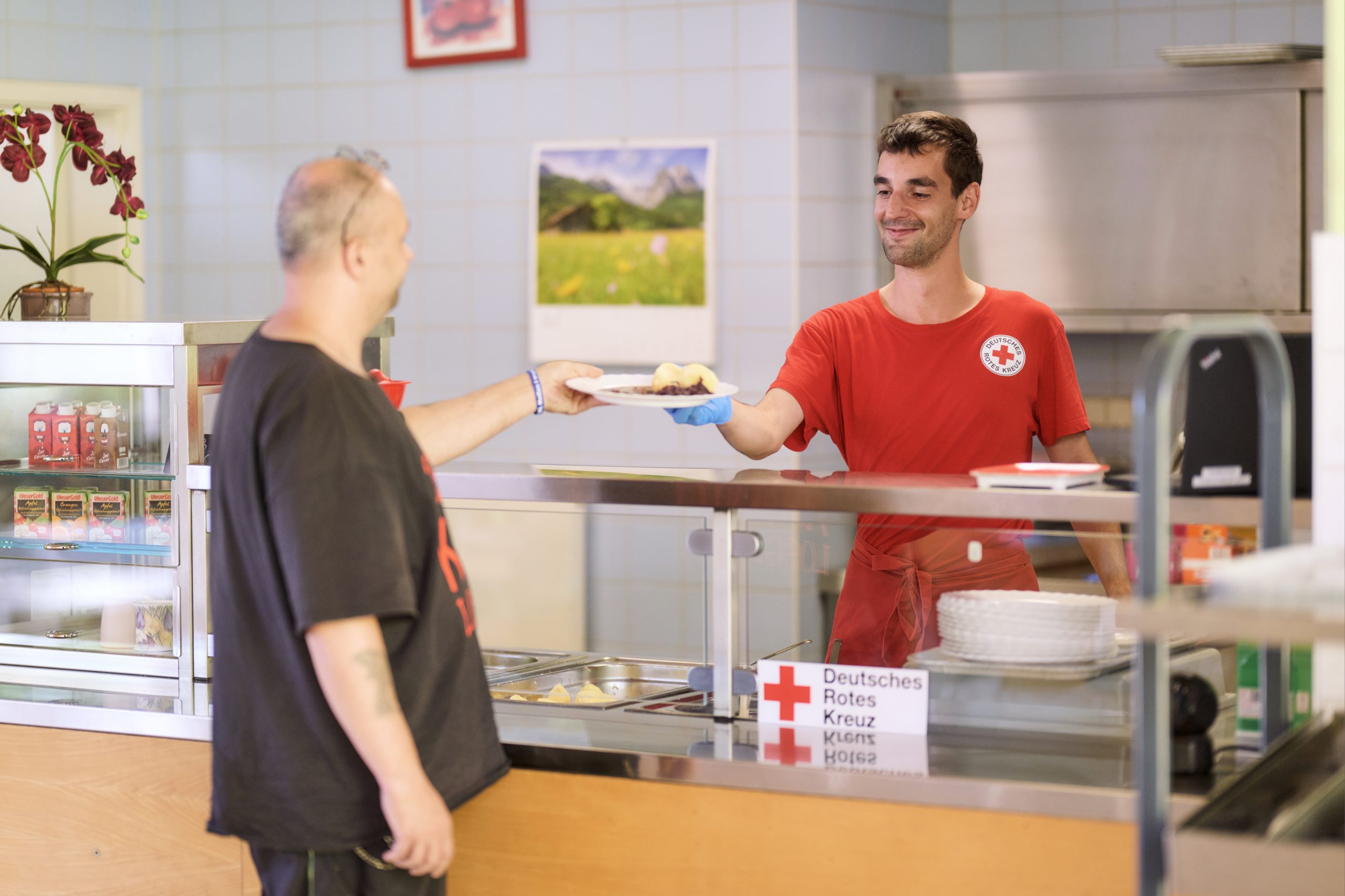 DRK Werkstätten in Meißen für Menschen mit Einschränkungen: Gruppe Hauswirtschaft. Mitarbeiter bei der Essensausgabe in der Kantine
- September 2025
